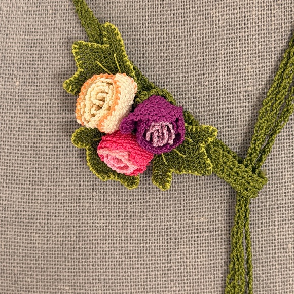 Global Turkish Crafts Jewelry - Collectable Handmade Green Crochet Necklace w Pink, Purple & Cream Rose Accents